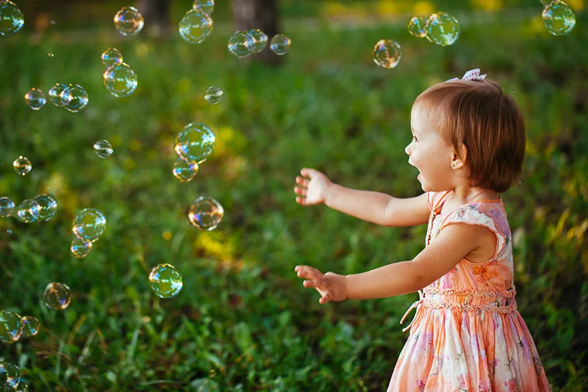 BEBÉS ALEX Y LILY 🛁💥 hacen Burbujas de Jabón que no Explotan!  👩‍🔬🌈Experimento casero para niños 