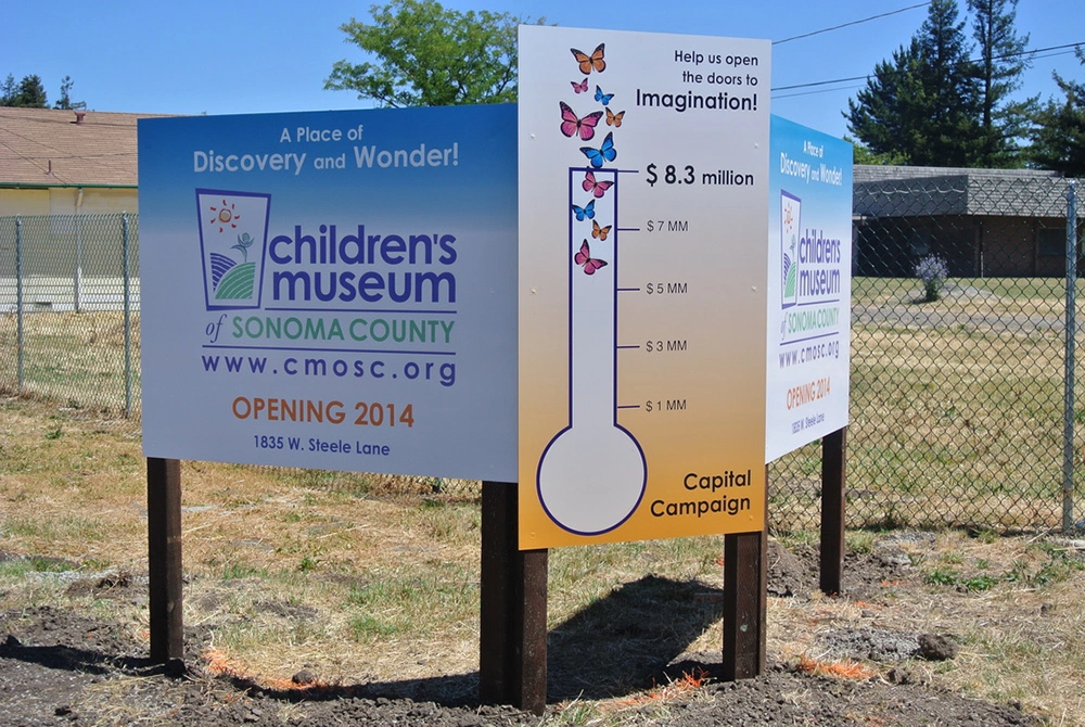 Cartel de "Inauguración 2014" colocado en el exterior del Museo de los Niños del Condado de Sonoma hacia 2013.